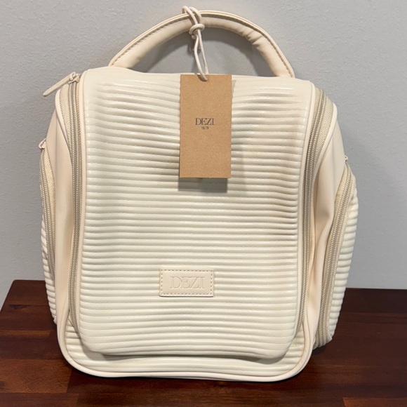 DEZI Handbags - NWT DEZI Cream Ribbed Hanging Cosmetic Bag